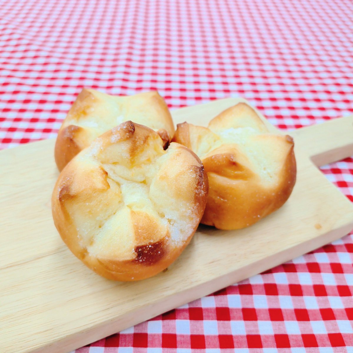 wkobe_bread's tweet photo. シュガーバター

ころんとした愛らしいフォルムのプチパン。切り込みの入ったトップにはバターをのせ、グラニュー糖をかけています。卵をたっぷり使ったほんのり甘みのある生地は、素朴な味わいが魅力。おやつにもおすすめです。

https://t.co/SRmZxu9576
#本日のパン https://t.co/22I7t1gGMi