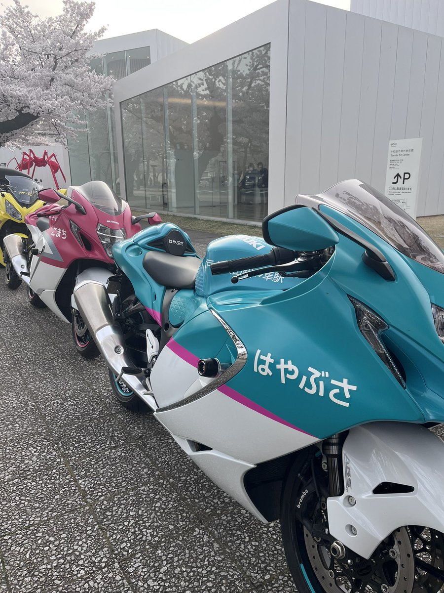 yk12000's tweet photo. 十和田市に観光で行ったら、#はやぶさ #こまち #ドクターイエロー  に遭遇。
声がけさせていただき、跨らせてもらいました。

サンキュー十和田市ダンディのオーナーさん。

#バイクの駅大船渡 で会いましょう https://t.co/USVWKpVXSu