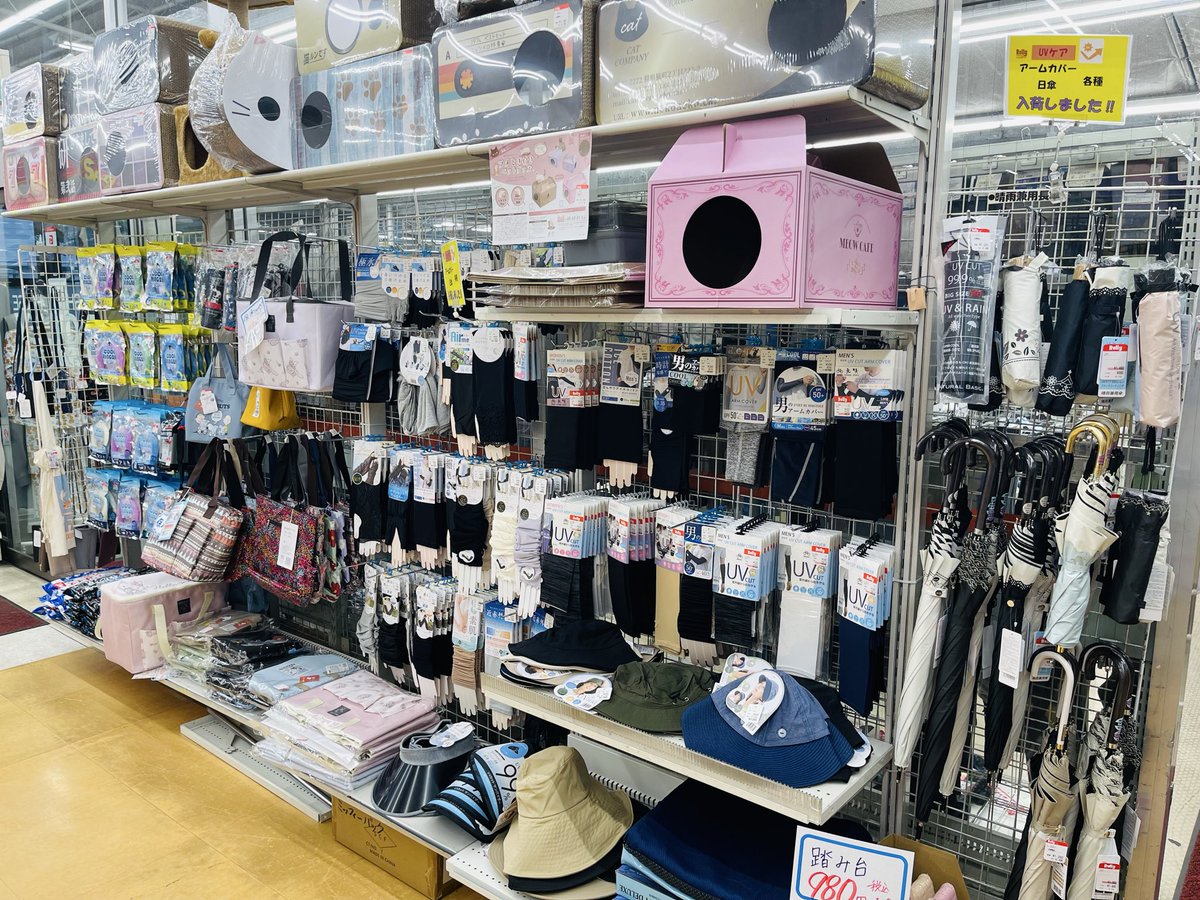 rollyooi's tweet photo. こんばんは　ローリ��大井町店です。
久しぶりにシール売り場から　ブロックシール各種入荷しました！また雑貨コーナーはUV対策、暑さ対策コーナーを新設しました！#ブロックシール https://t.co/x227KmUeOC