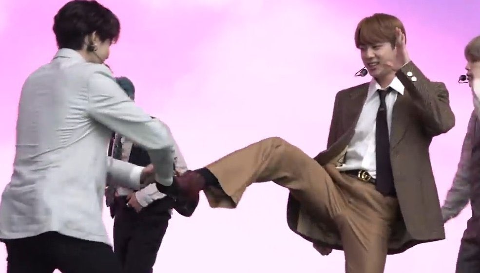 MAYCEE ⁷ ARIRANG tweet media