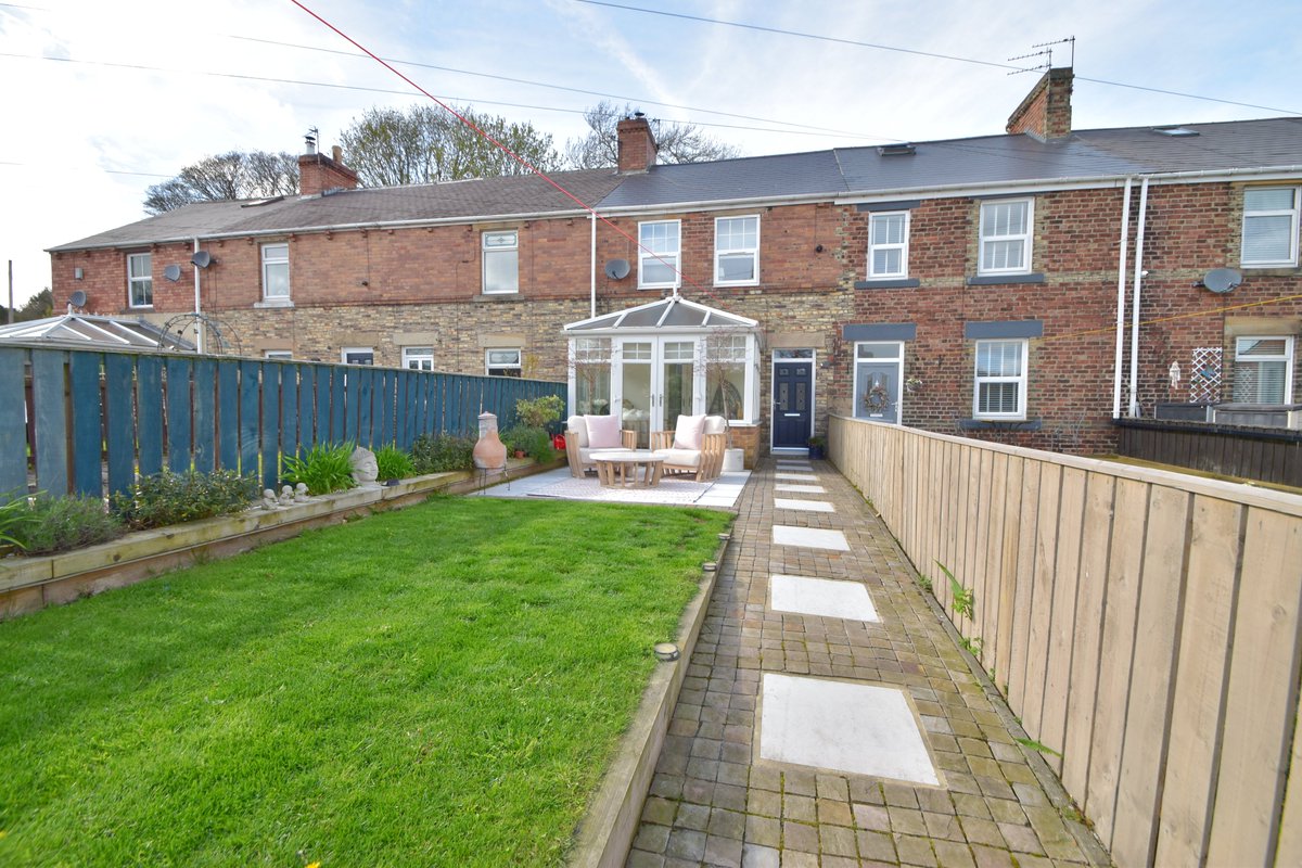 BailesProperty's tweet photo. Extended &amp; deceptively spacious 3-bed terraced home in the heart of the village 🏡 West Street, Tanfield Lea

🔥 Multi-fuel stove
🌿 South-facing garden
🚗 Secluded parking
🎥 Virtual tours available
Freehold | EPC C (72)
📩 Get in touch to view! https://t.co/qWCBZU1ysY