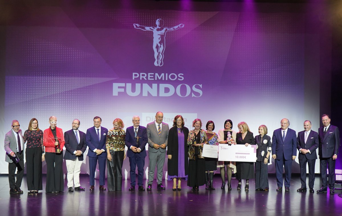 DipuSG's tweet photo. 🔵🏆#AsuntosSociales | El presidente de la Diputación recoge el Premio @fundoscyl  a la Innovación Social Pública por el programa ‘Vecin+s Puerta con Puerta: Redes de Solidaridad’ del Área de Asuntos Sociales

https://t.co/K9JjhV7wva https://t.co/YQ9i2HmZh0