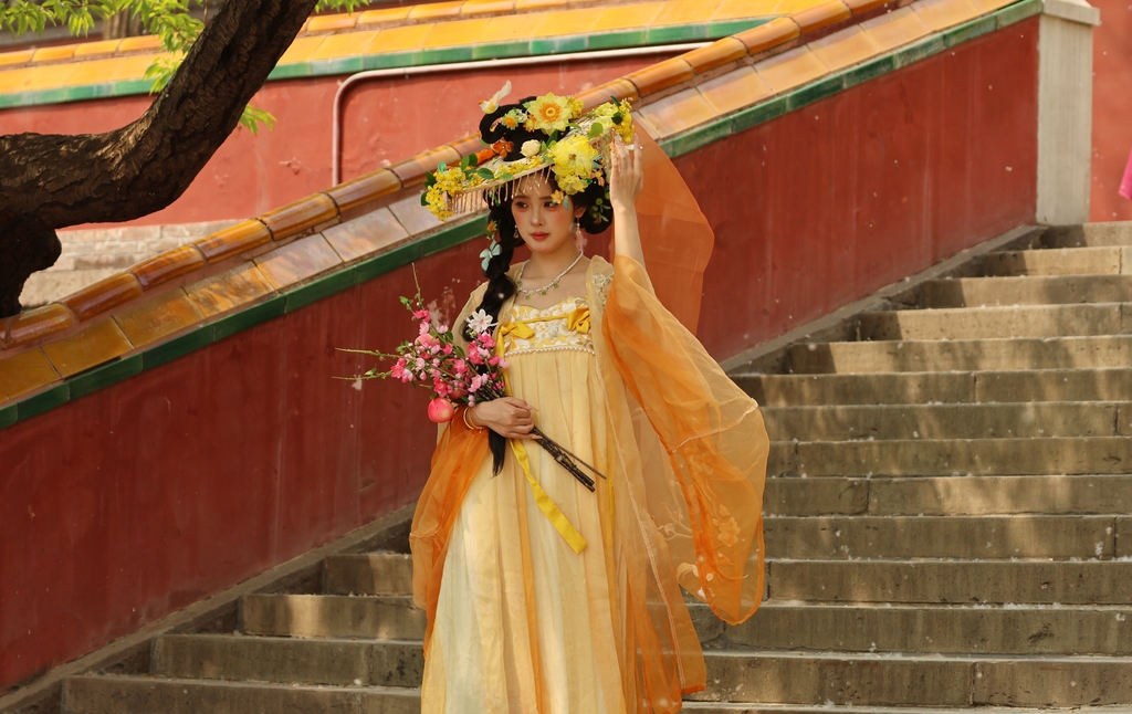 HighfliersBJ's tweet photo. 👗 #Spring fashion in #Beijing is all about traditional costumes!
🌿 At Beihai Park, visitors in elegant ancient Chinese outfits stroll among blooming flowers and green willows. https://t.co/ZJ2Nl8zEkd