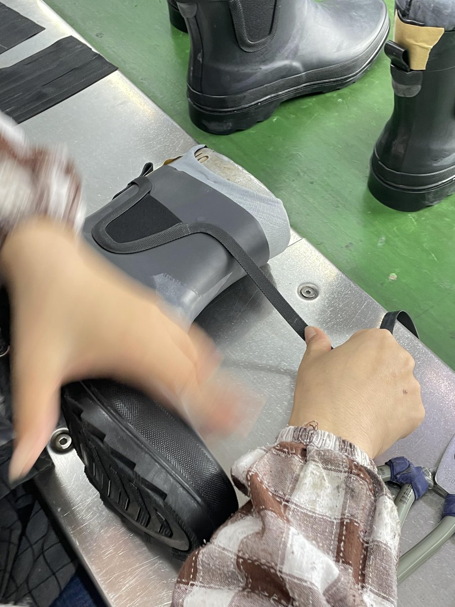 FishingHunting_'s tweet image. Handcrafted reinforcement for rubber boots. 
#RubberFootwear #ManufacturingProcess
#Hollyway #HangzhouHollyway