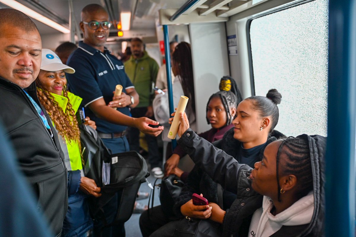 MetrorailWC's tweet photo. Train ride from Belville station en-route Cape Town Station.  

Commuters onboard engaging with MEC of Transport @IsaacSileku and Regional Manager @rmaseko . 

Thanking commuters for traveling with us and asking few Q&amp;A about rail .
#BeTrainSmart #CapeTown https://t.co/qeJ8sg4UZM