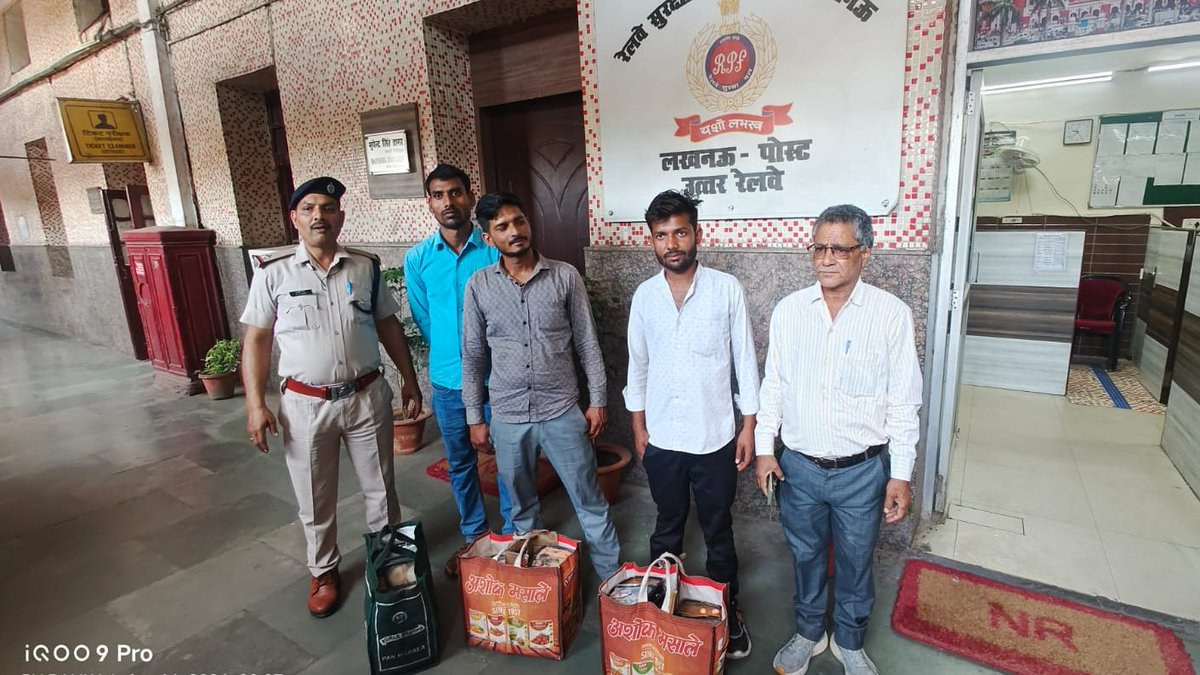 drm_lko's tweet photo. #लखनऊ चारबाग स्टेशन पर कैटरिंग टीम एवं RPF/LKO द्वारा चलाए गए विशेष जांच अभियान में गाड़ी सं0 22356 (CDG–PPTA एक्सप्रेस) से 3 अनधिकृत वेंडर पकड़े गए; यात्रियों की सुरक्षा एवं सेवा गुणवत्ता सुनिश्चित करने हेतु अभियान निरंतर जारी है।
@RPF_INDIA @RailwayNorthern #drmlko https://t.co/0rapPWDQgw