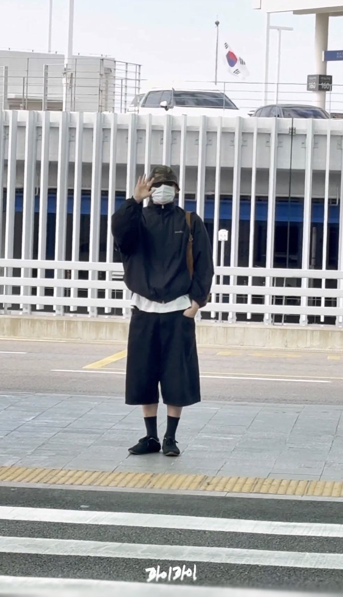 wdzcab's tweet photo. 260417 우즈 조승연 출국 착장 정보

• KIOSCO - RWCHE REVERSIBLE CAMO HAT
• Acne studios - logo zipper jacket
• GUCCI - Jackie Giorno Leather-Trimmed Tote Bag
• Fila - 리트모 슬릭 LX

#조승연 #WOODZ https://t.co/XuAimS6d3f