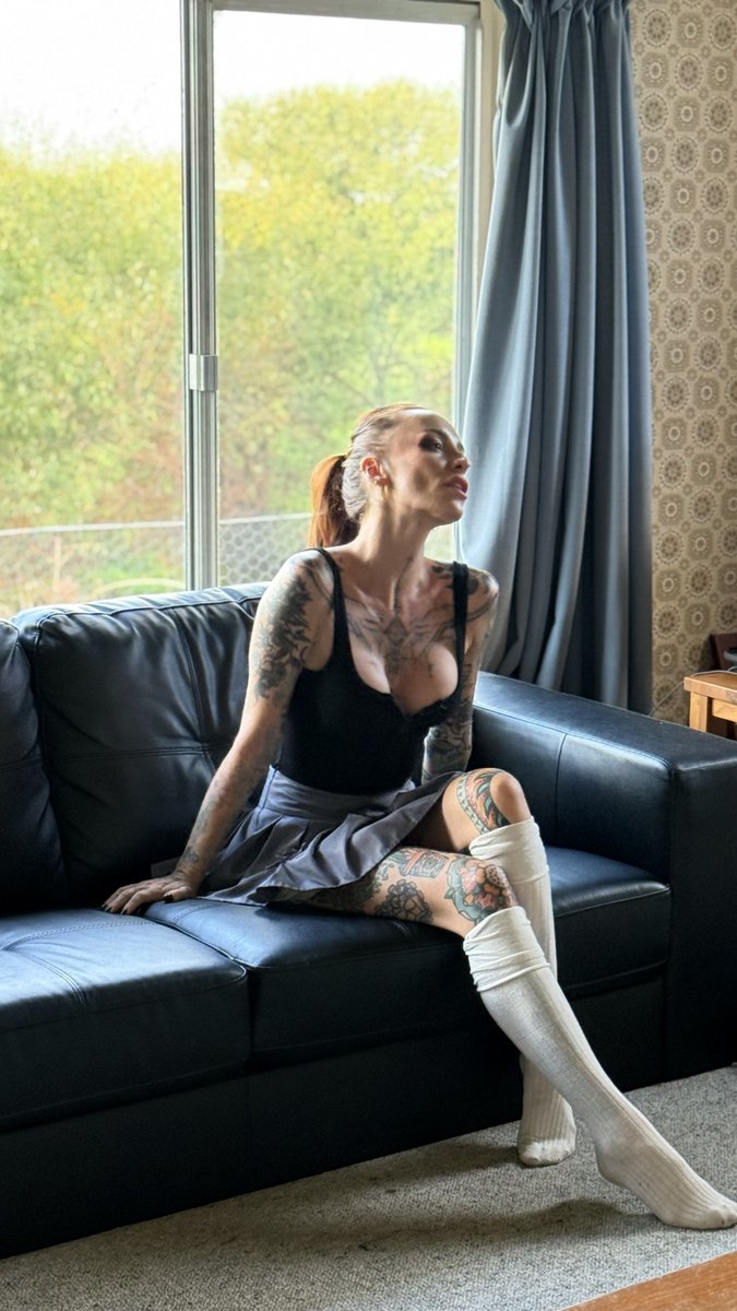 realpixiefern's tweet image. what movie are we watching?

#redhead #girlswithtattoos #model