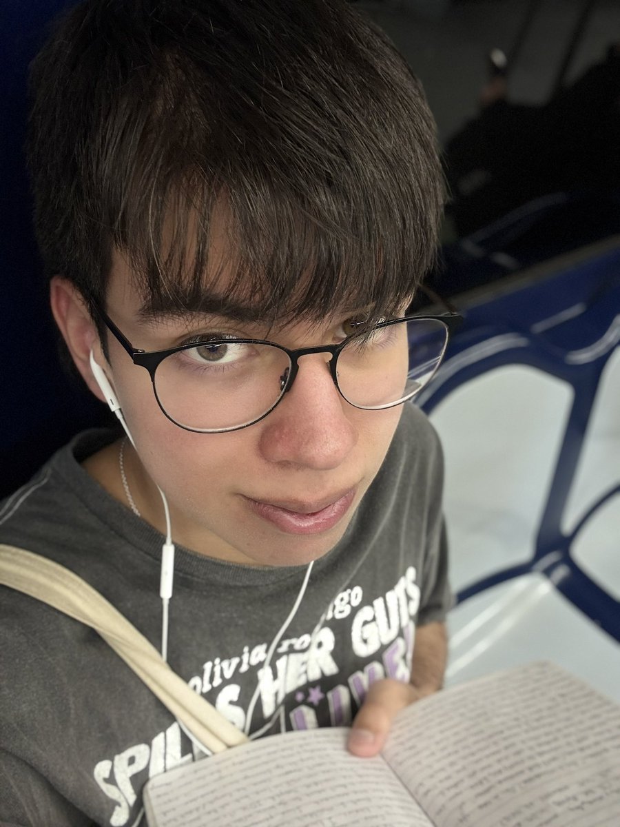 ElSrMapache_'s tweet image. Pregaming de mi sesión de terapia porque NO me acuerdo de #nada de lo que he hecho el último mes PERO esta ves he disociado escribiendo shit from a butt en mi diario