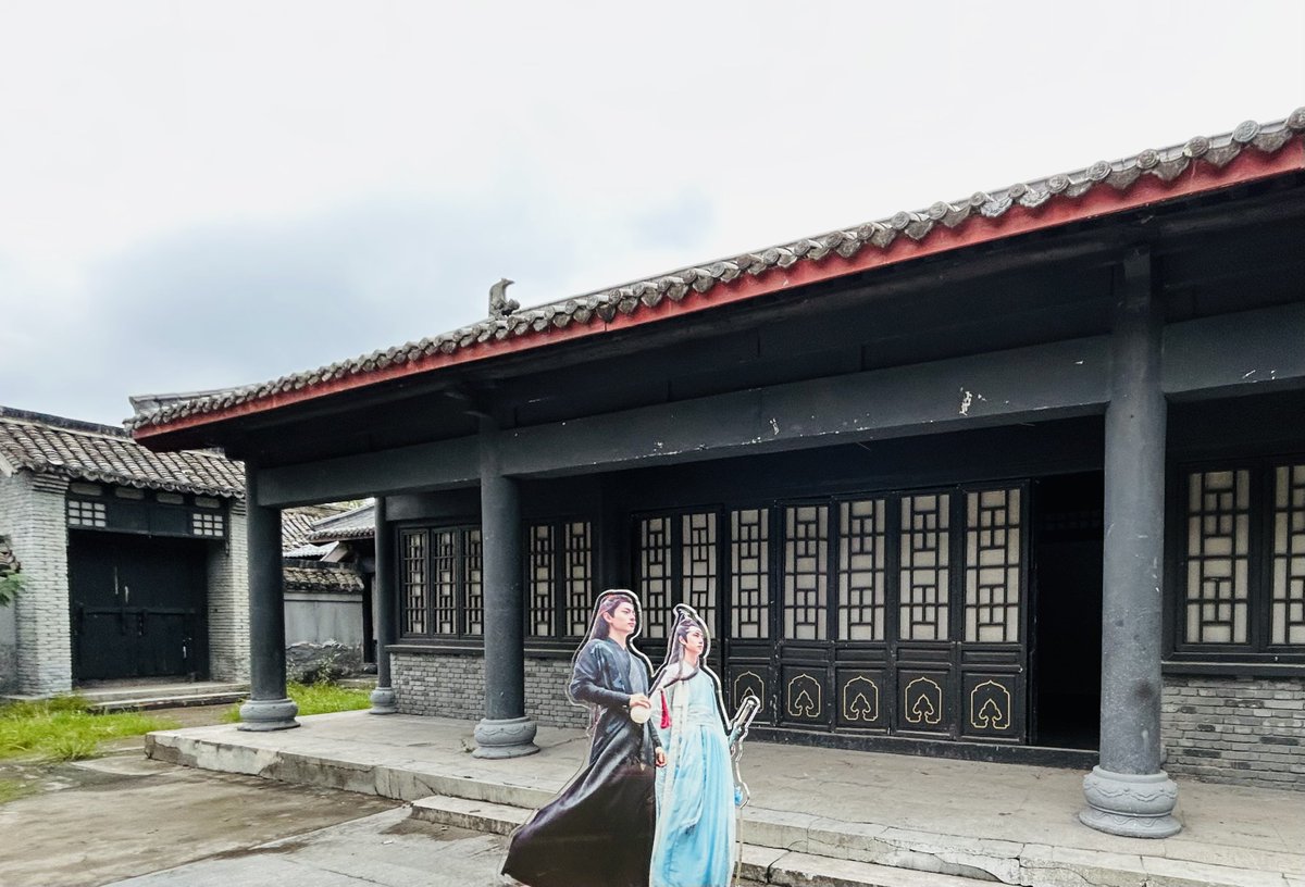 横店影視城の写真を見返していたら蔵海が平津侯に与えられた家も偶然、撮っていたことに気がつきました。
清明上河図の撮影区域。
すぐ隣には蔵海と父の蒯鐸が勤務した「欽天監」もあります。

このエリア一体は陳情令で魏嬰が温寧と一緒に大根を売っていた夷陵の街でもあります😉
#蔵海伝