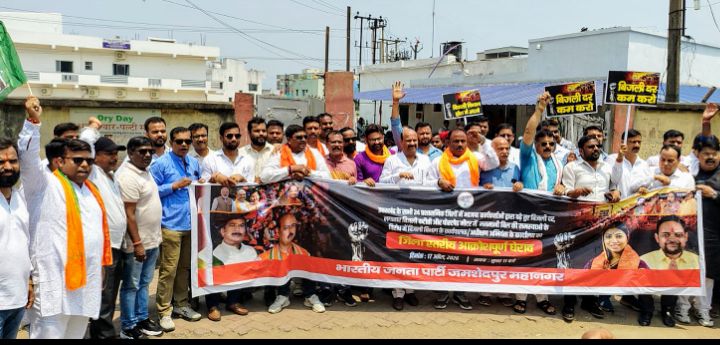 SanjayS24643066's tweet image. बिजली दरों में बढ़ोतरी, अघोषित कटौती और प्रीपेड मीटर कनेक्शन में होने वाली दलाली के खिलाफ भाजपा जमशेदपुर महानगर द्वारा जिला के अनिल सुर पथ, उलियान, कदमा जमशेदपुर स्थित #विद्युत_विभाग के G. M. कार्यालय पर धरना-प्रदर्शन किया गया। इस कार्यक्रम में शामिल हुए, झारखंड प्रदेश 
#BJP4IND