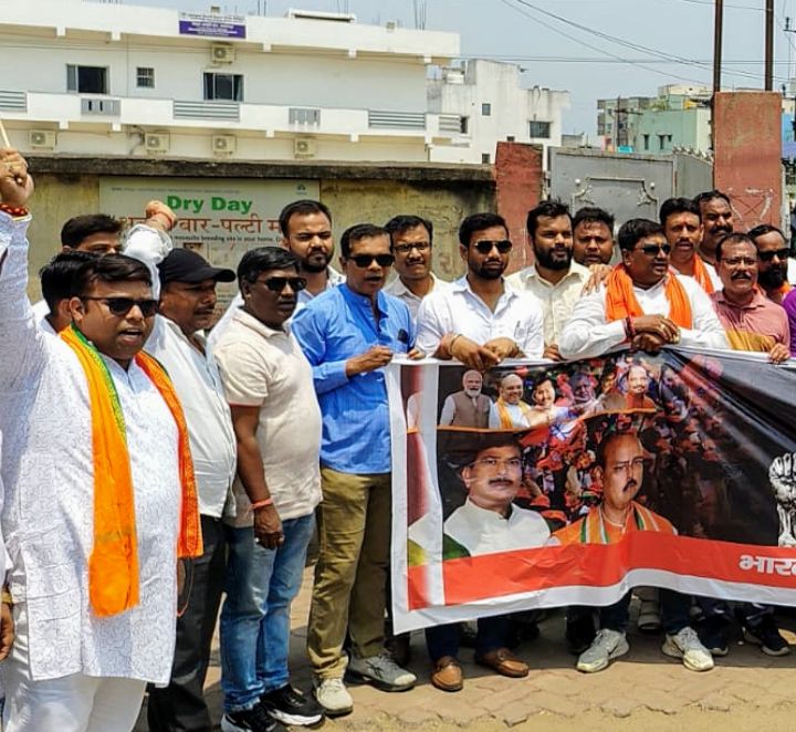 SanjayS24643066's tweet image. बिजली दरों में बढ़ोतरी, अघोषित कटौती और प्रीपेड मीटर कनेक्शन में होने वाली दलाली के खिलाफ भाजपा जमशेदपुर महानगर द्वारा जिला के अनिल सुर पथ, उलियान, कदमा जमशेदपुर स्थित #विद्युत_विभाग के G. M. कार्यालय पर धरना-प्रदर्शन किया गया। इस कार्यक्रम में शामिल हुए, झारखंड प्रदेश 
#BJP4IND