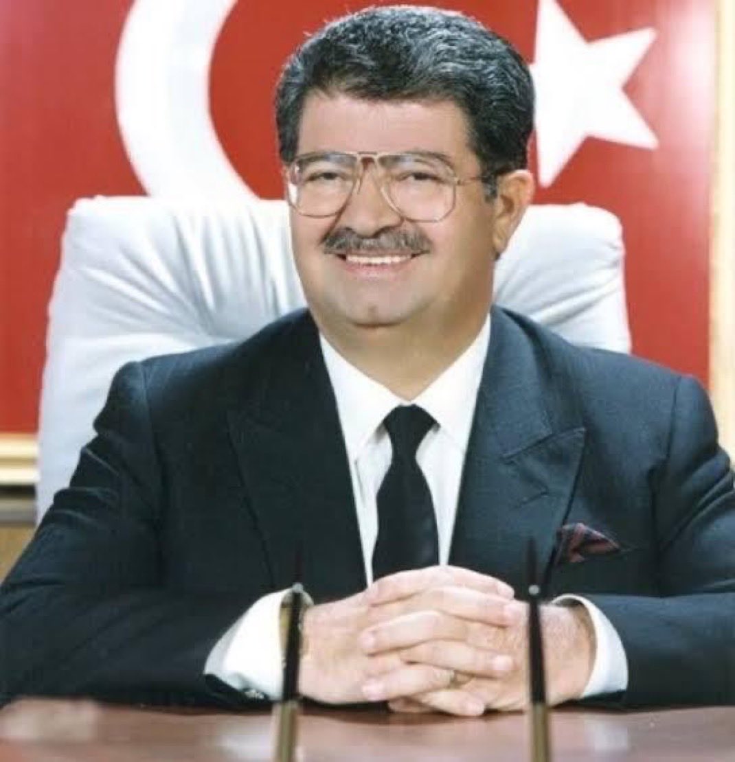8.Cumhurbaşkadeğerli devlet adamı #TurgutÖzal’ı vefatının sene-i devriyesinde rahmetle anıyorum.

Türkiye’nin önünü açan “düşünce ve ifade hürriyeti, din ve vicdan hürriyeti, teşebbüs hürriyeti” felsefesini temel ilke kabul eden Cumhurbaşkanımız Turgut ÖZAL.

Allah rahmet eylesin