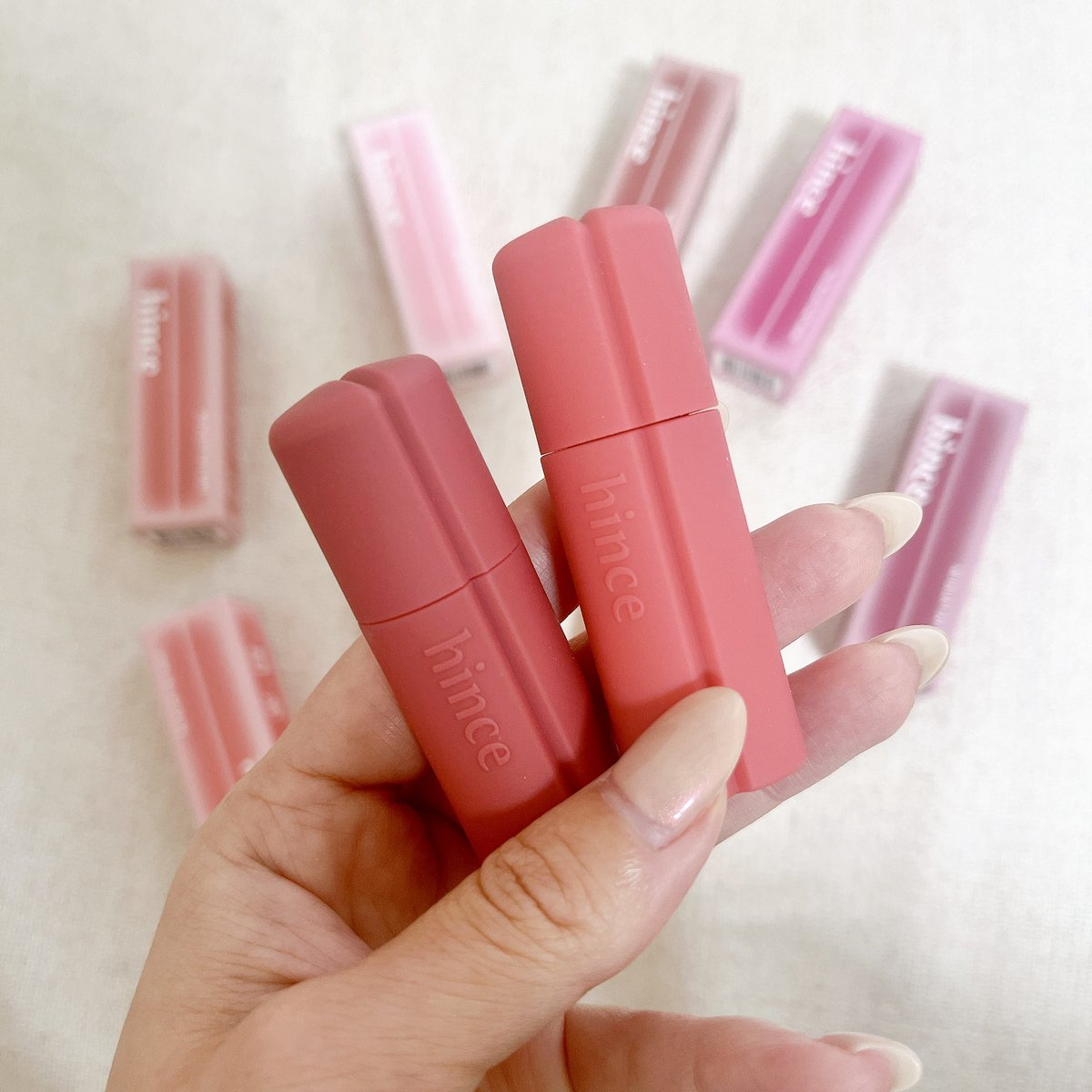 anmitsu__life's tweet image. hinceのニューブラーティントミニも全色リサーチ✎𓈒𓂂𓏸
マットリップは乾燥するから避けてたけど、唇にホイップクリームのせたようにするする〜って伸びてあまくて柔らかい☁️
イエベブルベ関係なく似合うニュートラルカラー多め。03と06が推し色♡ #gifted