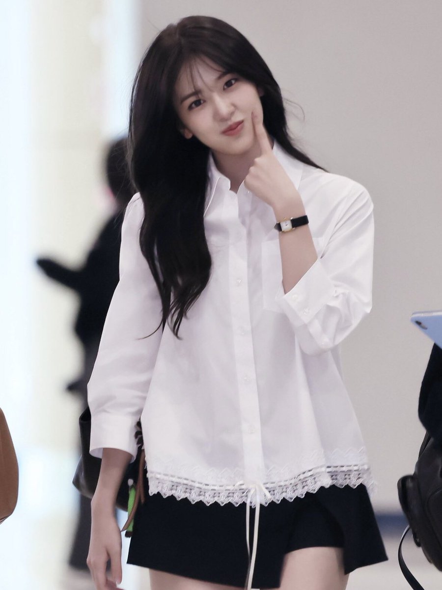 ivelaviu's tweet photo. "Don't make it too obvious, throw on an outer" https://t.co/wV5AEvG5ta