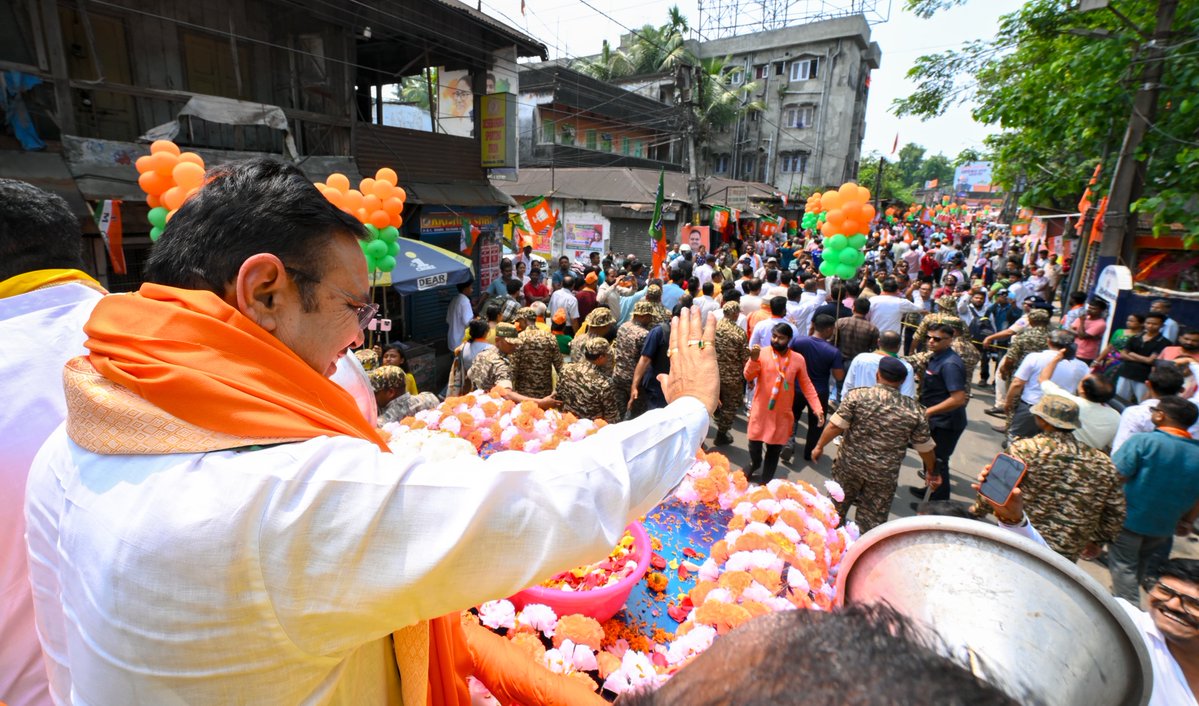 आज पश्चिम बंगाल के सिलिगुड़ी विधानसभा क्षेत्र से भाजपा प्रत्याशी श्री  <a href="/ShankarGhoshBJP/">Dr. Shankar Ghosh (Modi Ka Parivar)</a> जी के समर्थन में आयोजित भव्य रोड शो में सम्मिलित हुआ।

स्थानीय जनता का यह अटूट विश्वास और अपार स्नेह इस बात का प्रमाण है कि बंगाल की जनता अब तुष्टीकरण और भ्रष्टाचार से मुक्ति चाहती है।