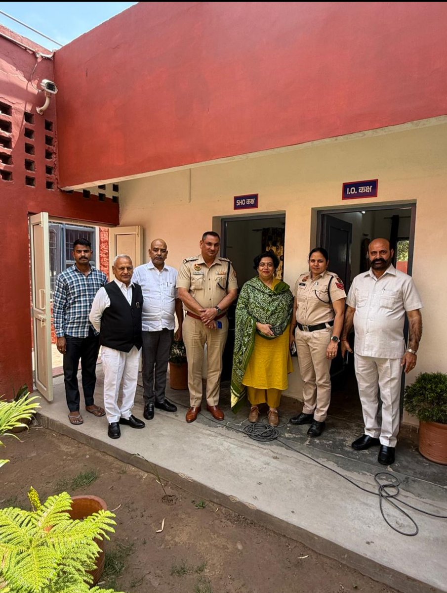 sandeep1402's tweet image. @CP_PANCHKULA @police_haryana In a swift action, Sector 7 Panchkula SHO caught the thieves who stole taps and valuables from several houses. A stitch in time saves nine! Kudos to him, his team, and the proactive residents led by Dr. Benu Rao. 👏 #PanchkulaPolice #CommunitySafety