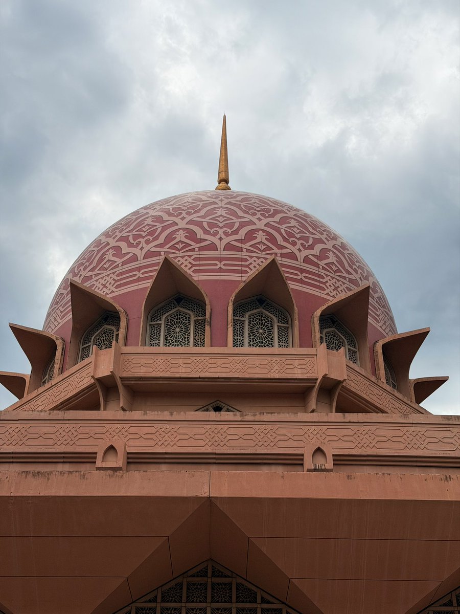 Putra Mosque, Malaysia 🇲🇾

Completed in 1999, the Putra Mosque is one of Malaysia’s iconic landmarks.

Known for its pink dome made of rose-tinted granite, it blends traditional Islamic and modern design, accommodating up to 15,000 worshippers.
