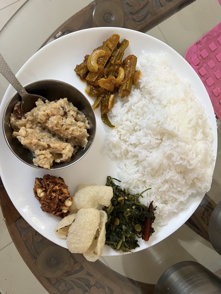 winsttonxavier's tweet image. ఆర్య వైశ్య భోజనశాల 

Sweet Paravaannam
Mulakkaada Jeedipapu
Palak Fry
Vodiyaalu
#Lunch