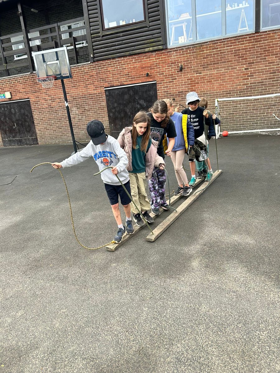 ClaygatePrimary's tweet photo. Team Year 5 in action https://t.co/qGJ5c1MUxv