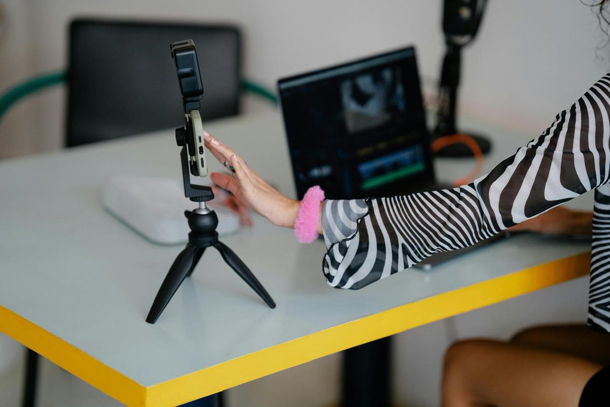 frayintermedia's tweet image. READ | The media industry in South Africa is experiencing a major shift as more people move away from traditional television, radio, and print media and spend increasing amounts of time on digital platforms. 

Read the full article here: frayintermedia.com/post/navigatin…

#DigitalMedia