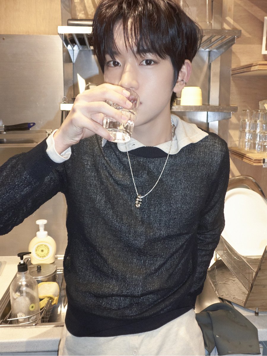 minjage's tweet photo. @ncoirei @Chanyouns @enamgi @Yongxoon @Carmeunita @Dofhoon @Eloxrdi @zinter @euncseok Gak akan bisa tenang sih, dia memberontak pengen bilang, "Jage, lo ganteng banget plis". Yaa, emang gue seganteng itu sih. https://t.co/r1wiCcLgai