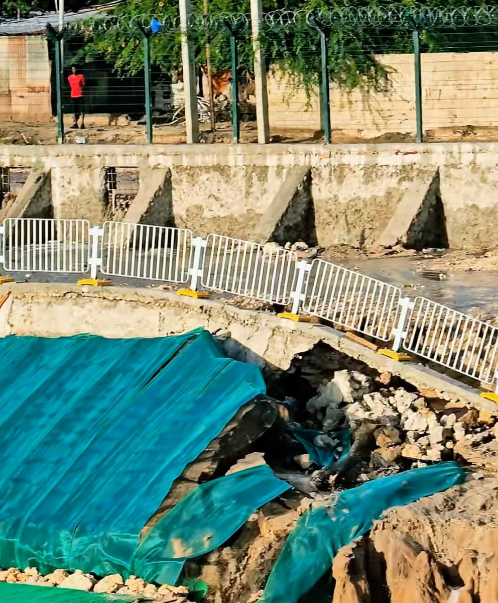 MediaMustaqbal's tweet image. #Rain #damage raises concerns after collapse of recently reconstructed #WorldBank funded #Siigaale drainage structure in #Mogadishu ➡️shorturl.at/bSTqx