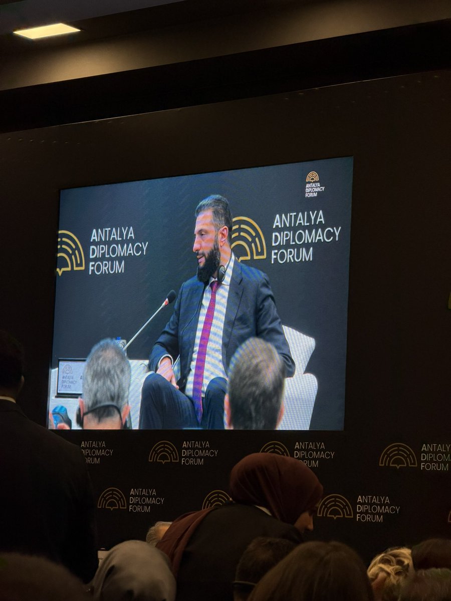Antalya Diplomasi Forum’da en çok ilgi gören ismlerden biri Suriye Devlet Başkanı Ahmet Şara.
Şu andaki konuşması nedeniyle salonda yer yok

 #ADF2026