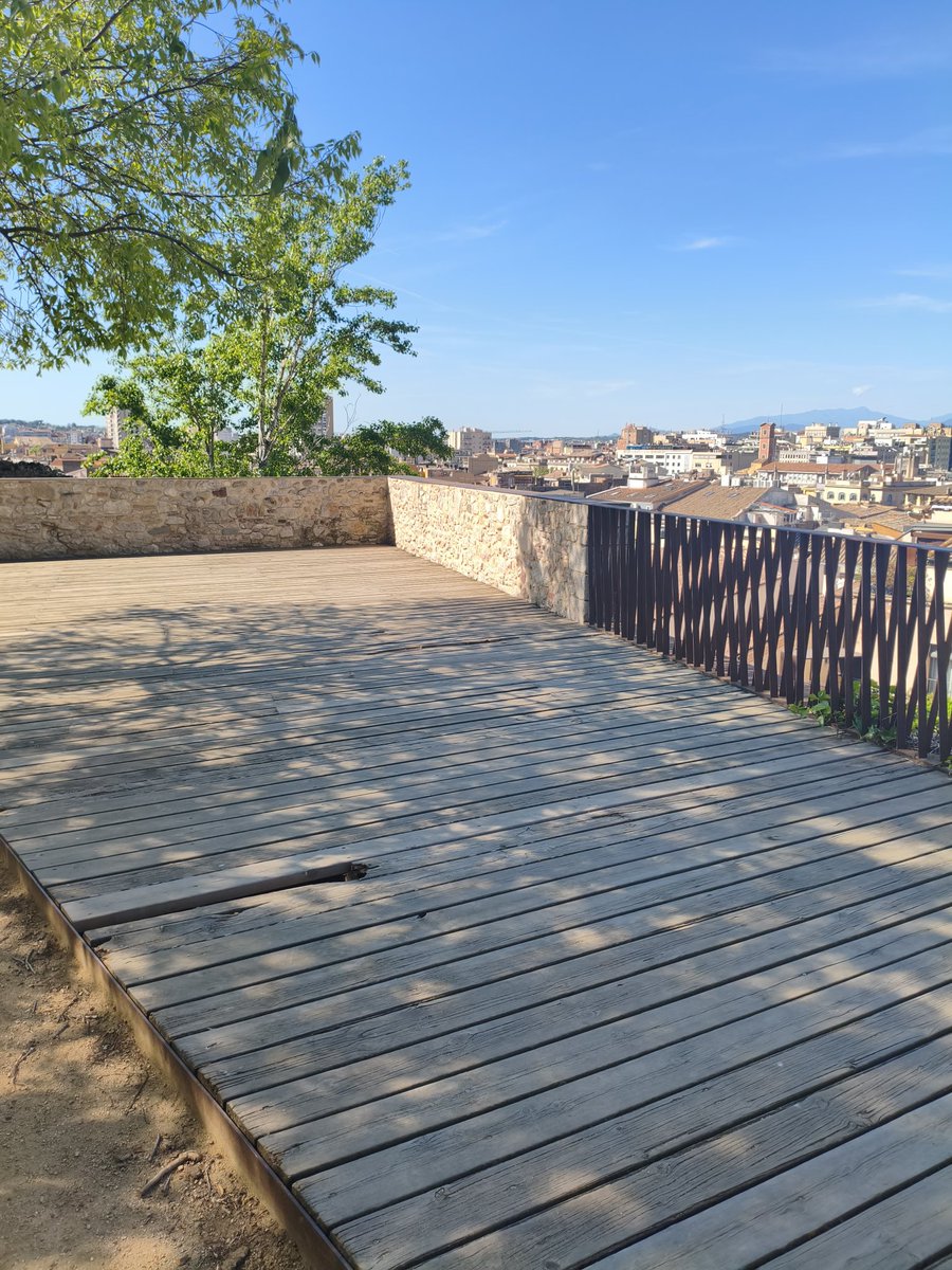 El mirador de les Dones a Girona és preciós, però amb trossos de la tarima trencats. Potser ja toca una reparació abans que algú hi prengui mal.
<a href="/alcaldegi/">Alcalde de Girona</a> <a href="/Girona_Cat/">Ajuntament de Girona</a>
<a href="/sergicot/">Sergi Cot 🇵🇸</a>