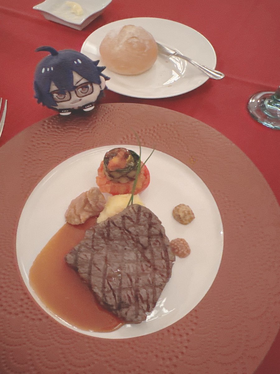 Dオタの夫が今日一人でグッズのために行ってるので🕶️を預けたらなんかかわいくて高そうな写真がいっぱいくる