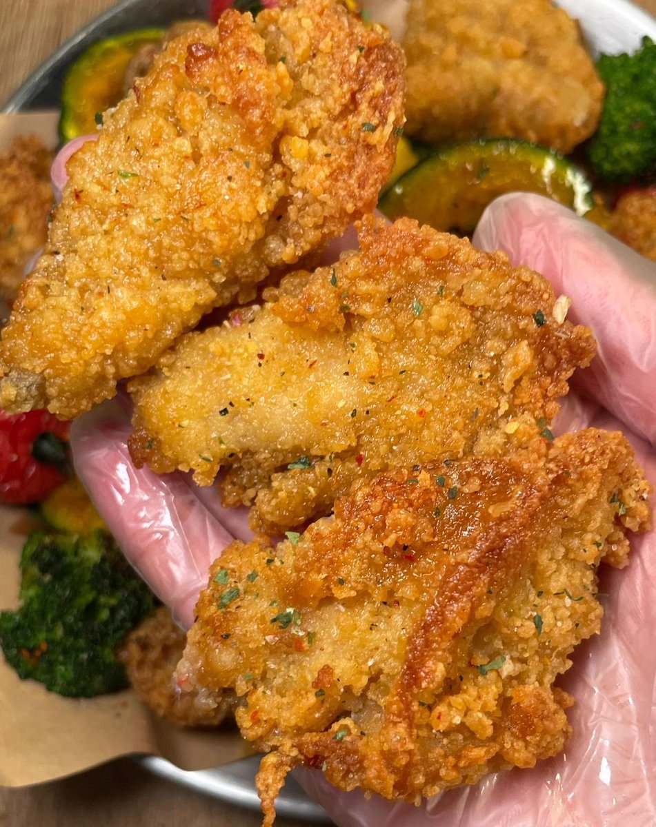 Aishwar97393104's tweet image. Taste Test: Crispy Japanese Panko vs. Regular Breadcrumbs!   Panko = flakier, crunchier coating (even after cooling!). Regular = finer, softer texture.  Perfect for fried chicken Panko wins. Meatballs Stick to regular.   #KitchenHacks #FoodieFinds