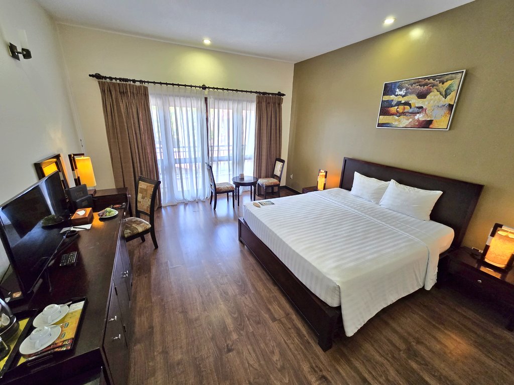 nonstopeurotrip's tweet image. Then for a bit of variety, I moved 10km down the coast to the ⭐️⭐️⭐️⭐️⭐️ Diamond Bay Resort &amp;amp; Spa, which was very chill 😎 The pool here was 2.4km² 😲 and breakfast was included for €39 per night 🇻🇳 #Vietnam #NonstopEurotrip