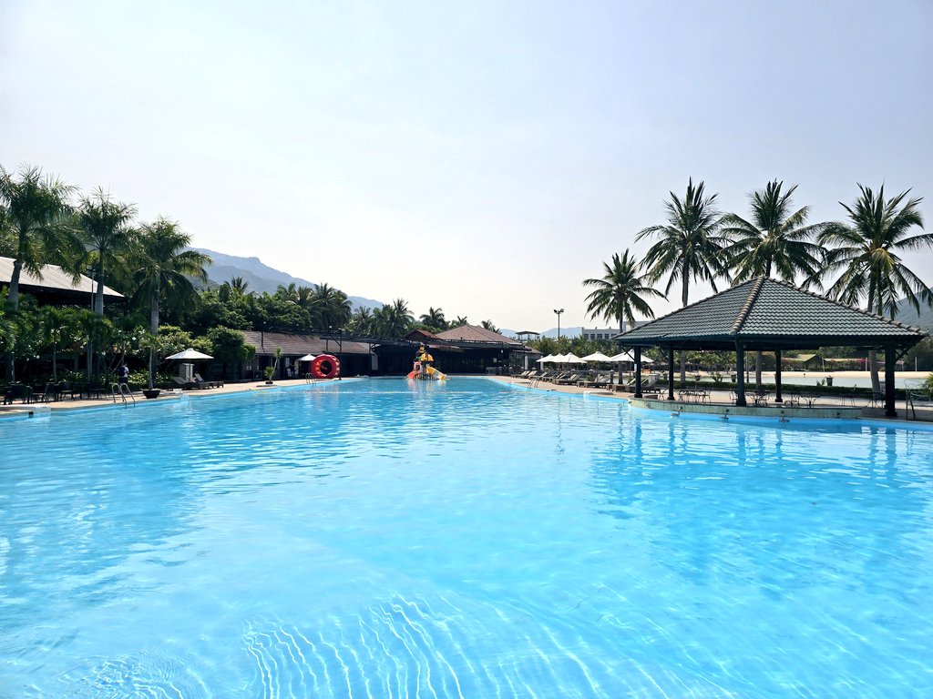 nonstopeurotrip's tweet image. Then for a bit of variety, I moved 10km down the coast to the ⭐️⭐️⭐️⭐️⭐️ Diamond Bay Resort &amp;amp; Spa, which was very chill 😎 The pool here was 2.4km² 😲 and breakfast was included for €39 per night 🇻🇳 #Vietnam #NonstopEurotrip