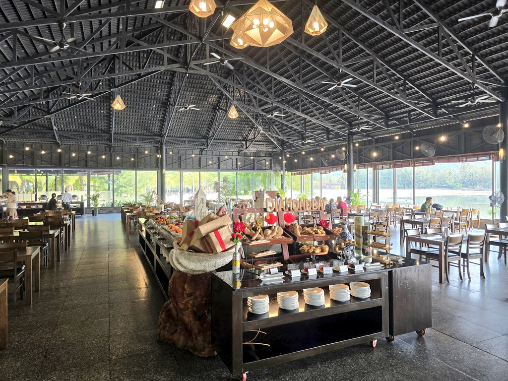 nonstopeurotrip's tweet image. Then for a bit of variety, I moved 10km down the coast to the ⭐️⭐️⭐️⭐️⭐️ Diamond Bay Resort &amp;amp; Spa, which was very chill 😎 The pool here was 2.4km² 😲 and breakfast was included for €39 per night 🇻🇳 #Vietnam #NonstopEurotrip