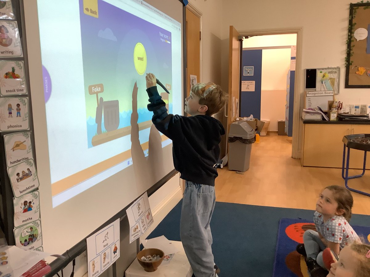 SAPSHedgehogs's tweet image. Super phonics- reading and sorting real and alien words 😊#eyfs #phonics #reading