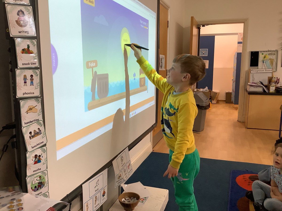 SAPSHedgehogs's tweet image. Super phonics- reading and sorting real and alien words 😊#eyfs #phonics #reading