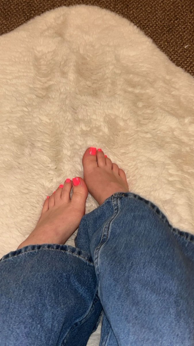 Gobrokeformaddy's tweet photo. what do you think of this colour simps? 👀
Findom feet drain https://t.co/gtlXf8ayNj