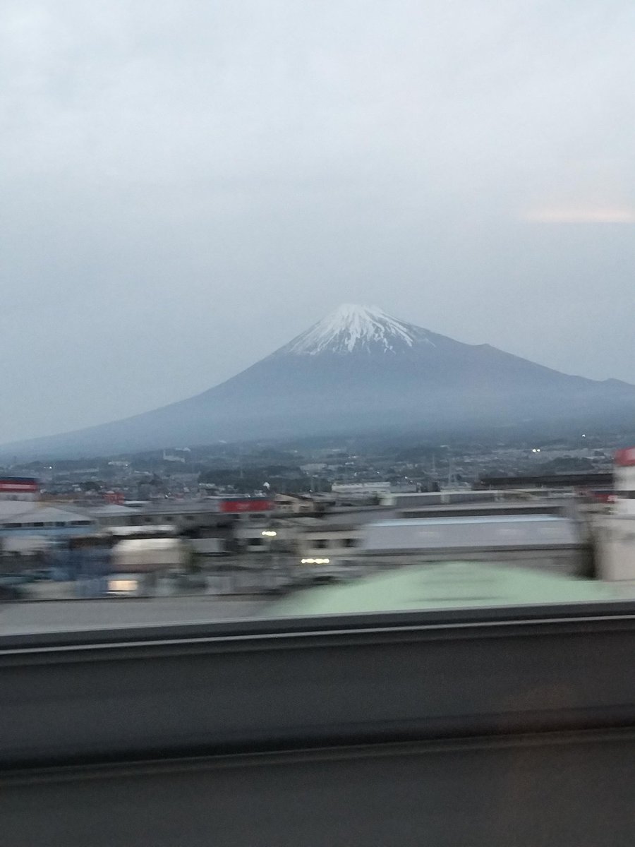 y_ka30's tweet photo. 夕方？の富士山（新幹線より） https://t.co/3b2fkwV3al