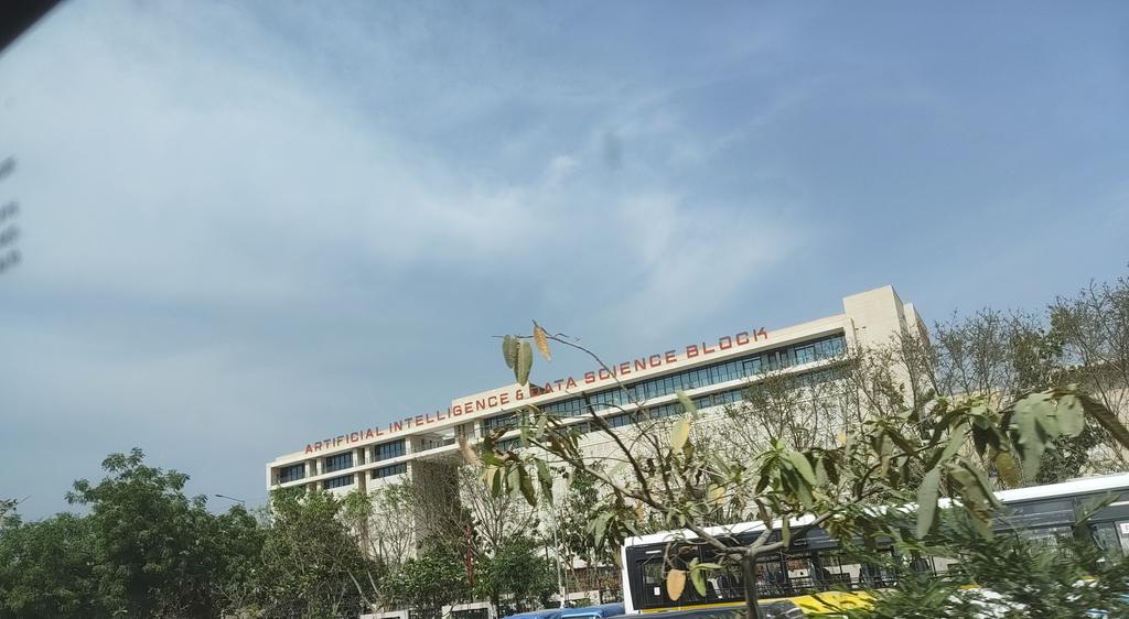 amitadi0207's tweet photo. @Noidatraffic @uptrafficpolice @dgpup @CP_Noida @Uppolice @DCP_Noida @DCPCentralNoida @DCPGreaterNoida @dcptrafficnoida @ACPTrafficNoida @noidapolice गलगोटिया यूनिवर्सिटी गेट के पास 6 महीने पहले सुधार हुआ था,लेकिन अब फिर से वही भारी ट्रैफिक जाम की स्थिति है।कृपया इस समस्या की जिम्मेदारी गलगोटिया  प्रबंधन को भी तय की जाए और स्थायी समाधान किया जाए।कंपनियों में जाने वाले कर्मचारी  आम जनता रोज़ परेशान हो रहे हैं #Noida #TrafficJam https://t.co/UmNf9rTqF5