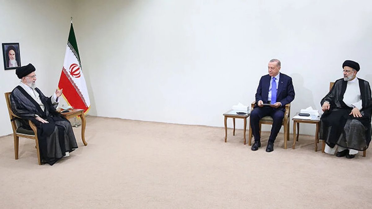 Bu fotoğrafı hatırlayan…

Suriye hep beraber tepemize çullandıları zamanlar.. 

Esad - İran - Hizbullah - ypg (İsrail ) - Rusya - ABD hep birlikte karşımızdayken.. 

ve üstüne ABD yaptırım tehditleri…

Bi hava ile karşıladılar.. Türkiye yine de sahip çıktı zor günün de..