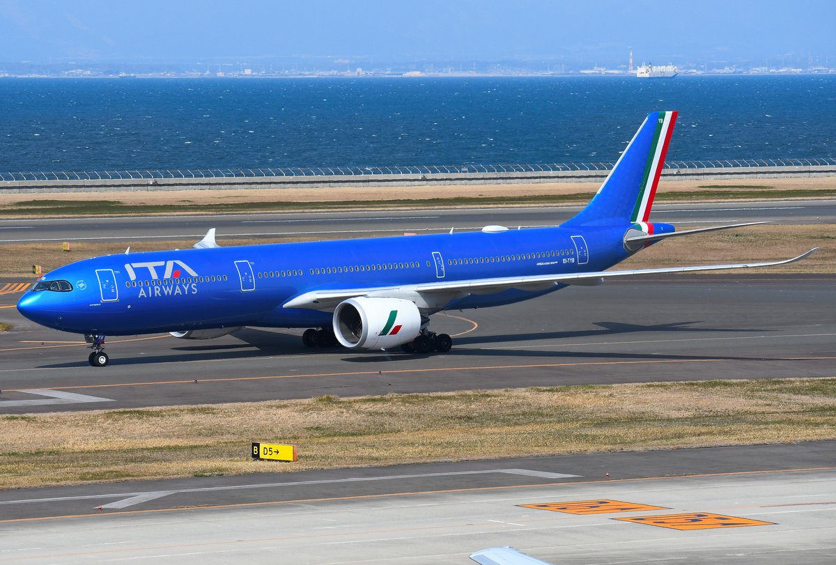 k_aoyama1206's tweet image. 昨年のF1チャーターです。 羽田の定期便はA359ですが、この時は珍しいA330neoがセントレアへ飛来しました。

2025.4.7 NGO/RJGG
ITA Airways
Airbus A330-941 / EI-TYB
#セントレア #RJGG #ITAAirways