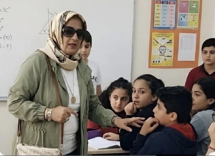 ÇİFTE STANDART VE FIRSATÇILIK 

Milli eğitim Bakanı istifa etsin diye sokaklara dökülen öğretmenler, 
öğrencilerine kendi bedenini siper ederek şehit olan Ayla Kara öğretmen hakkında NEDEN hiçbir şey söylemezler.
 
Neden baş sağlığında bulunmazlar 
Neden cenazesine katılmazlar