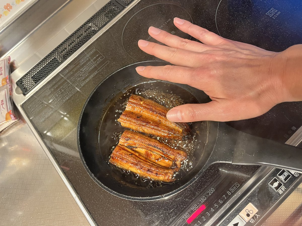 bptour's tweet photo. ネットスーパーで、いつもの鰻が半額以下になって｢ご奉仕品｣になってたので飛びついたら、いつもの1/3くらいのサイズだった件😭

気合い消失。
煮鰻にしてやれー！
サイズ感が伝わるよう、写真に手を入れてます。

現物を見ないで買うリスク、ここに極まれり😓 https://t.co/p6CBGJBwHk