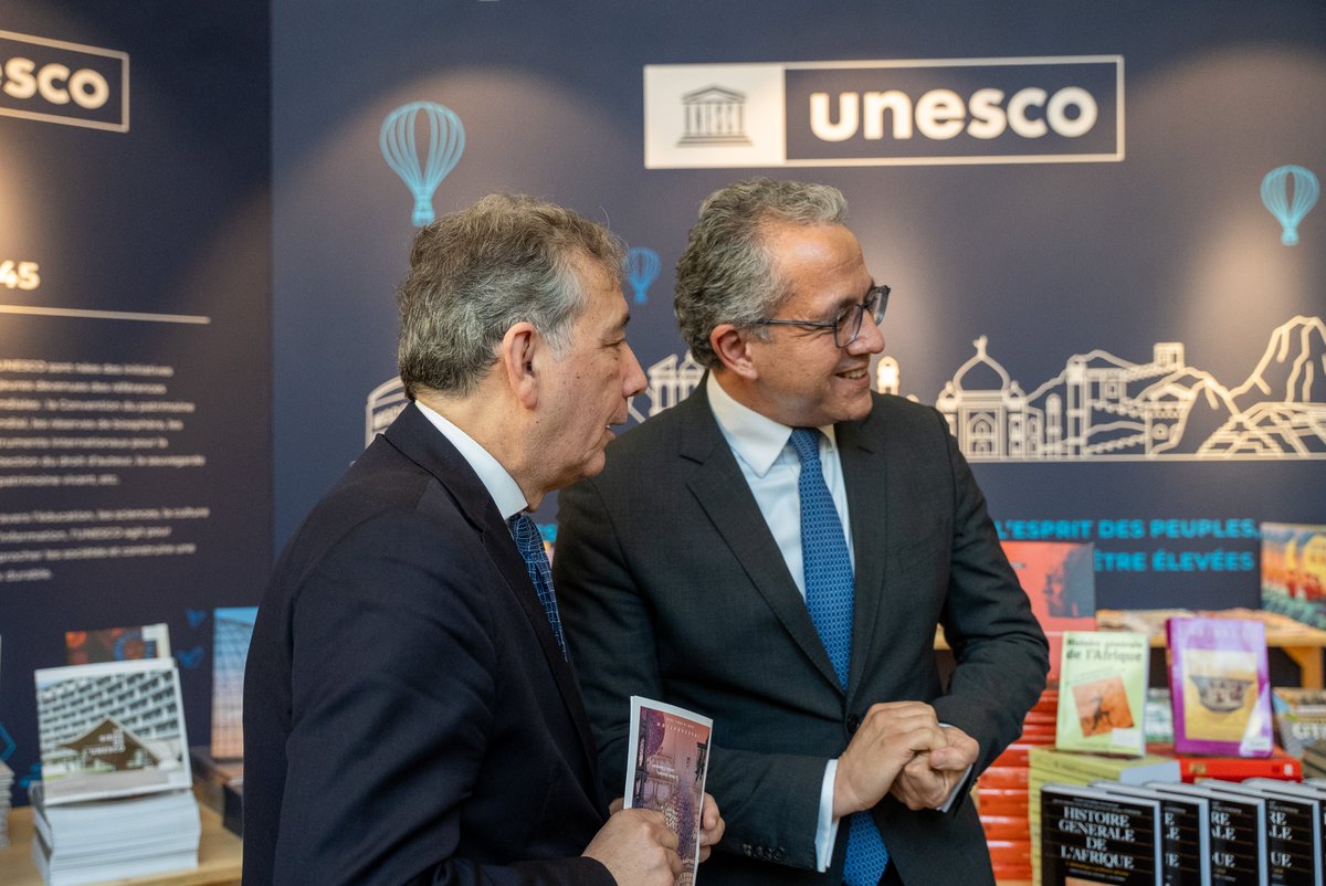 UNESCO_DG's tweet image. Heureux d’avoir pris part à l’inauguration du @festival_livre 2026 au @GrandPalaisRmn, où l’@UNESCO_fr est cette année invitée d’honneur.

Le thème choisi, celui du voyage, résonne profondément avec notre mission. Car depuis près de 80 ans, l’#UNESCO défend le livre comme un bien