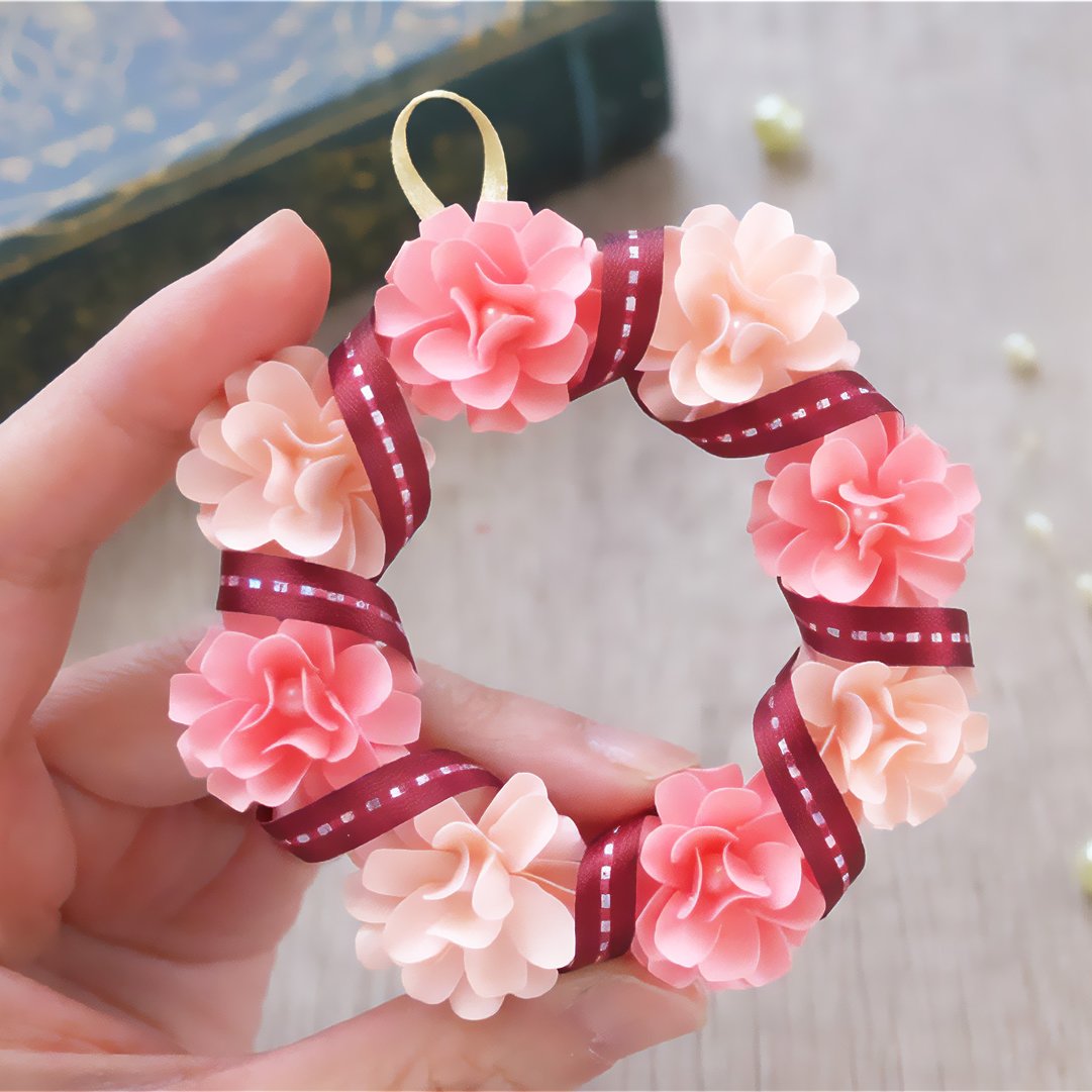 simplepapermade's tweet photo. クラフトパンチだけでここまでできると、ちょっと楽しい。

母の日向けに作った、紙のカーネーションのミニリースです。パールを1つ足すだけで、見た目の印象がかなり変わります。
作り方はリプ👇 https://t.co/Atljz5joE6