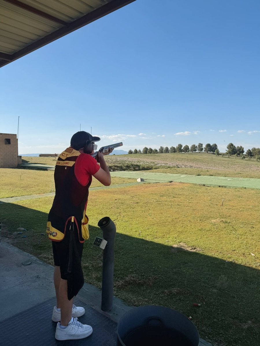 rfedeto's tweet image. 📋 La lista del entrenador del equipo nacional Júnior de Trap, Jorge Arias, es la siguiente:

♂️ Eduard SALICHS (CAT)
♂️ Gerard CARRERA (CAT)
♂️ Aarón OBRERO (CAT)
♂️ Joan CABRÈ (CAT)
♂️ José BARRERO (EXT)
♂️ Aarón LOZANO CABELLO (EXT)

#FosoOlímpico #TrapShooting #escopeta