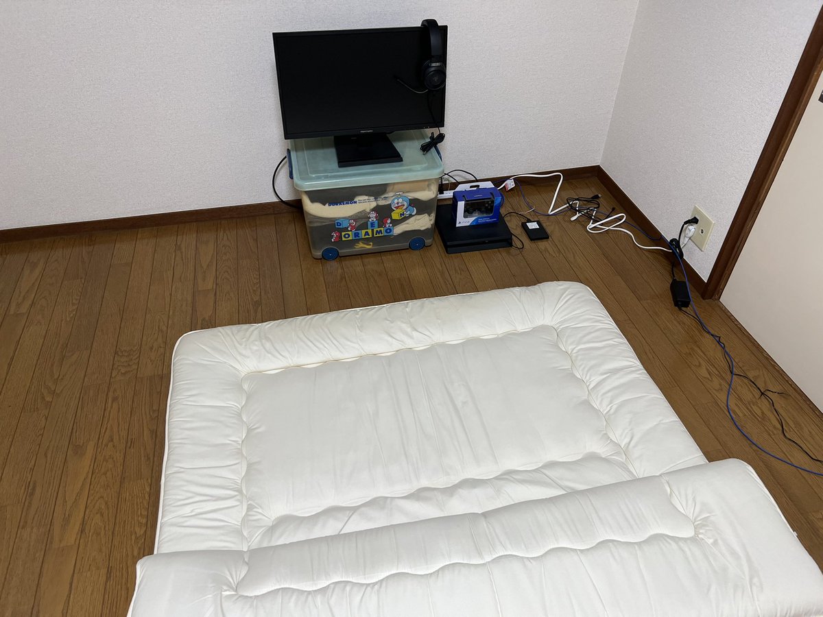 kaworu6Q's tweet photo. 4年前→2年前→現在

ゲーム部屋がだいぶよくなった、なんなら配信してた頃より環境いいw

モニター台オシャレになるし配線隠れてよかったんだけどストリームデックあるからモニターの高さ上がって画面見るの少し疲れるから一旦なくした https://t.co/BR09m2frY2