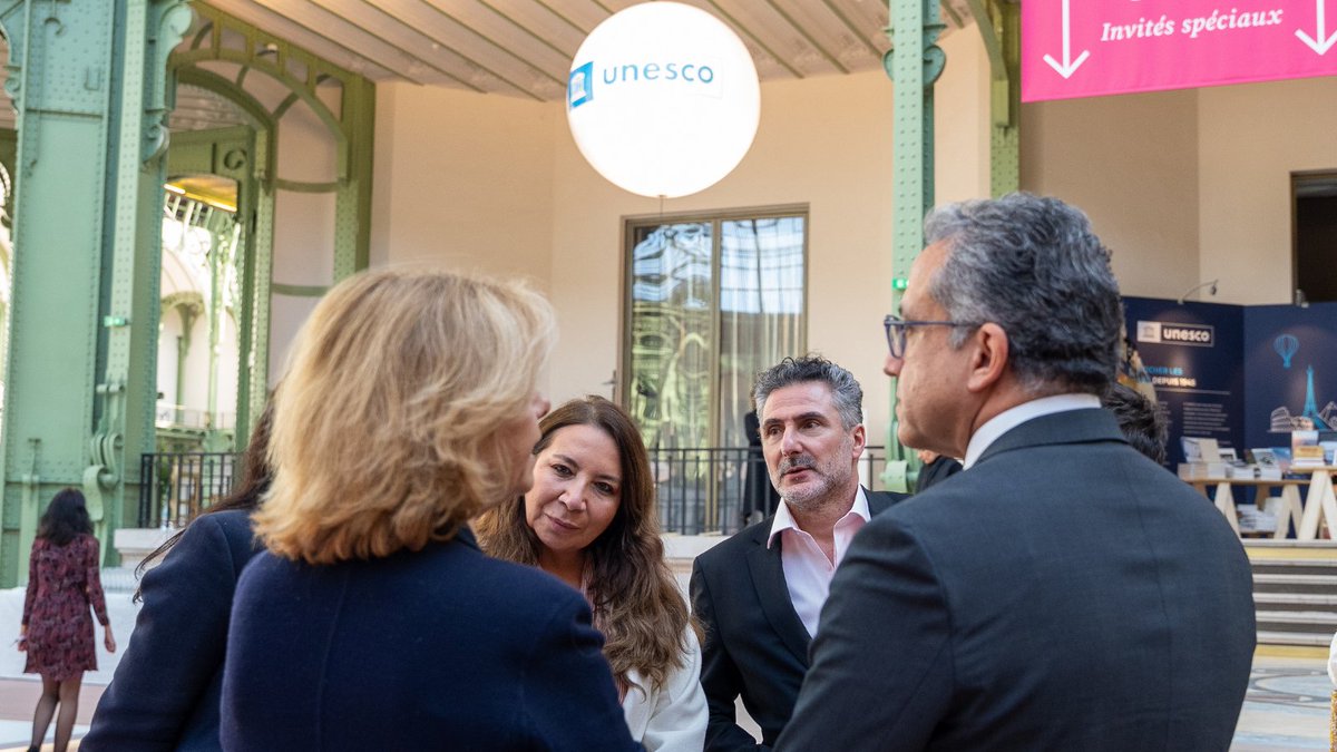 UNESCO_DG's tweet image. Heureux d’avoir pris part à l’inauguration du @festival_livre 2026 au @GrandPalaisRmn, où l’@UNESCO_fr est cette année invitée d’honneur.

Le thème choisi, celui du voyage, résonne profondément avec notre mission. Car depuis près de 80 ans, l’#UNESCO défend le livre comme un bien