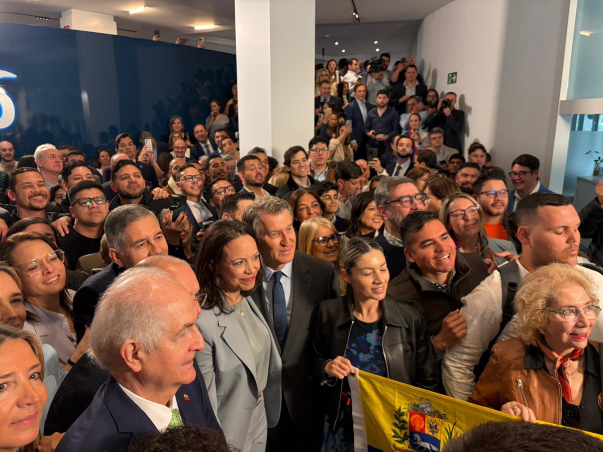 Recibimiento de <a href="/MariaCorinaYA/">María Corina Machado</a> en la sede del <a href="/ppopular/">Partido Popular</a> y encuentro con el líder de la organización, <a href="/NunezFeijoo/">Alberto Núñez Feijóo</a>.