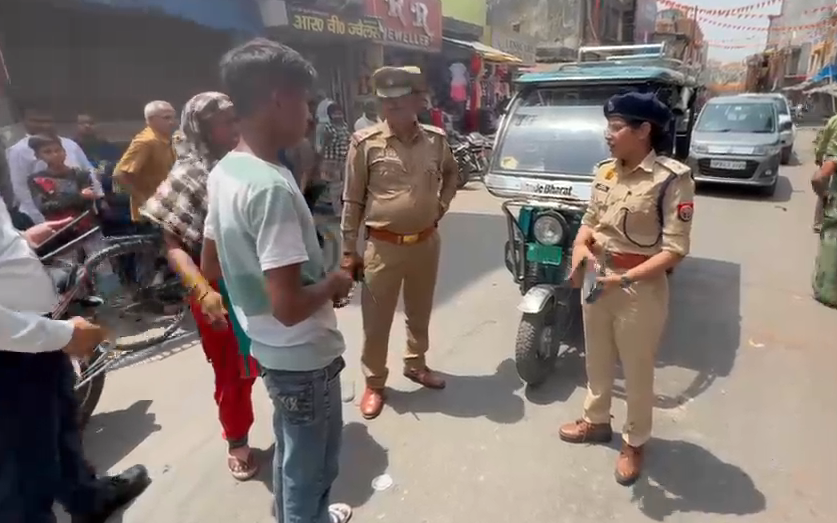 bstvlive's tweet photo. मैनपुरी : सीओ ट्रैफिक ने चलाया वाहन चेकिंग अभियान
➡अभियान में बड़ी संख्या में पुलिसकर्मी रहे मौजू��
➡नो एंट्री में खड़े वाहनों पर की गई कार्रवाई
➡चार पहिया व तीन पहिया वाहनों पर चालान
#Mainpuri #TrafficChecking #PoliceAction @mainpuripolice https://t.co/sfH5vRA13e